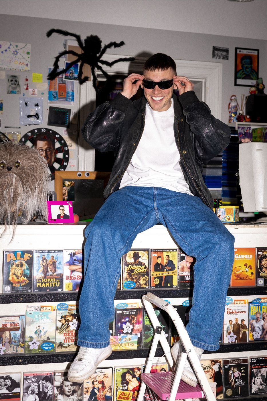 Jerry Vsan mit Sonnenbrille in Wohnzimmer-Set