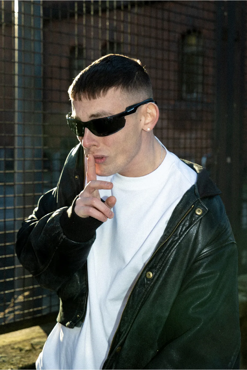 Jerry Vsan mit Lederjacke und Sonnenbrille