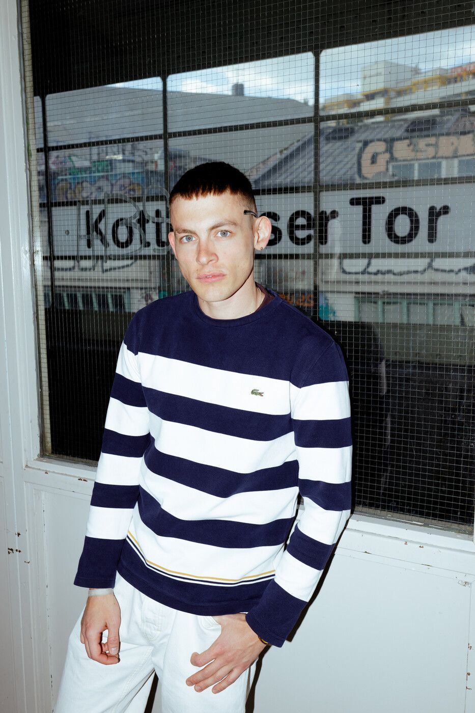 Jerry Vsan mit ausdrucksstarker Mimik auf der Bühne