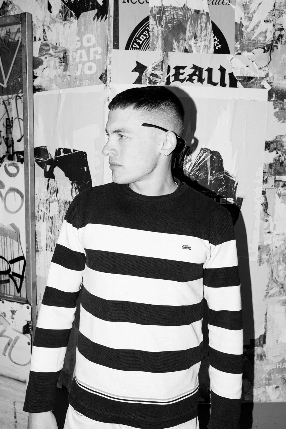 Jerry Vsan im Spotlight mit Mikrofon