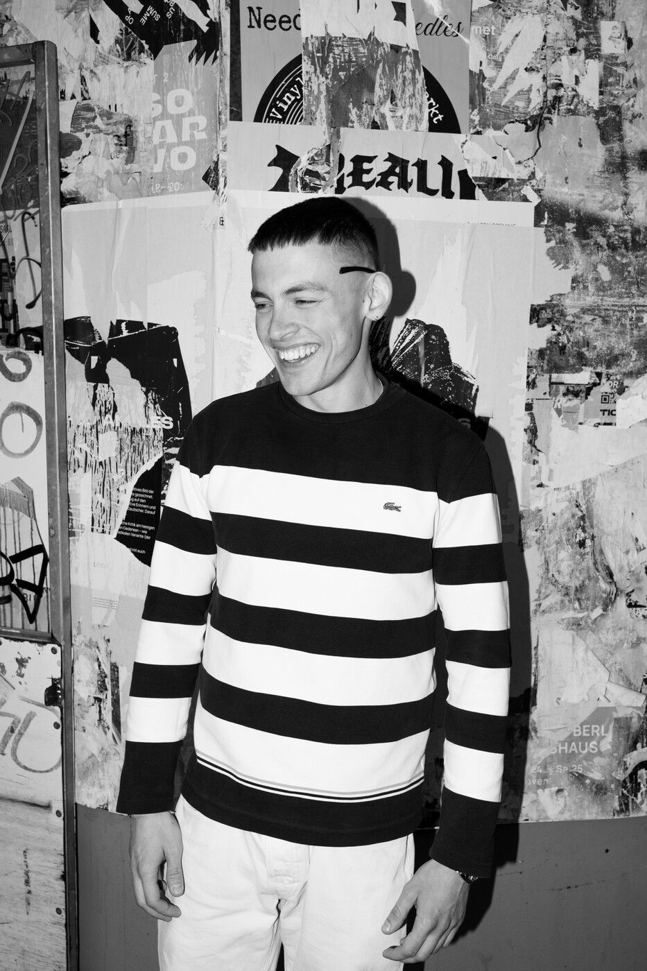 Jerry Vsan vor farbenfrohem Bühnenhintergrund