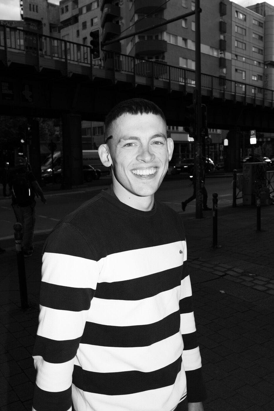 Jerry Vsan Abschluss-Pose auf der Bühne